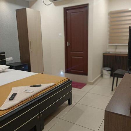 Mhb Motel Kochi Buitenkant foto